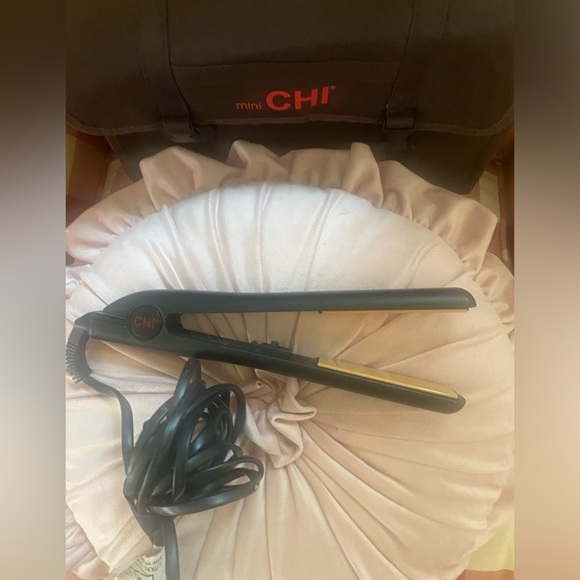 Chi hair styling with travel case super cute and spacious - flat iron - Picture 3 of 10